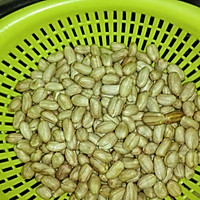 卤花生米的做法图解1