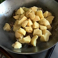 鸡骨架炖土豆的做法图解5