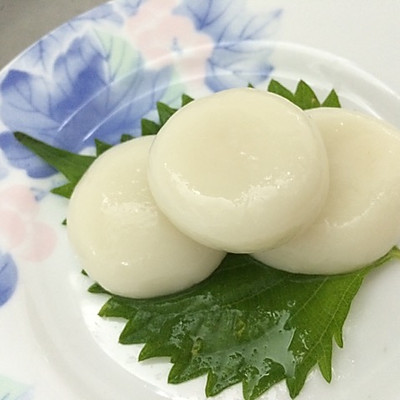 日本于兰盆节吃的传统白玉团子。