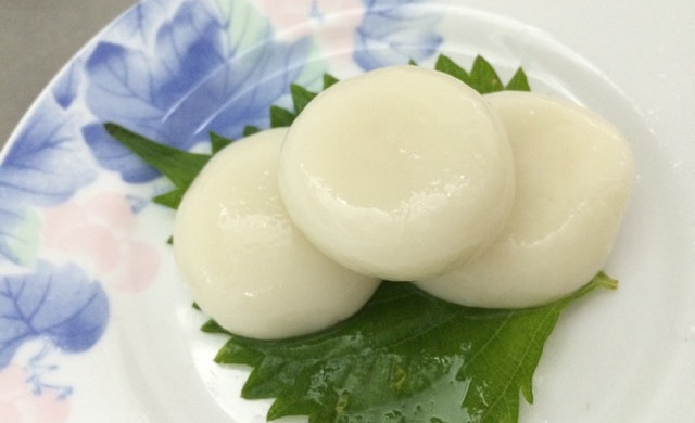 日本于兰盆节吃的传统白玉团子。