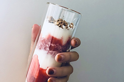 草莓酸奶杯