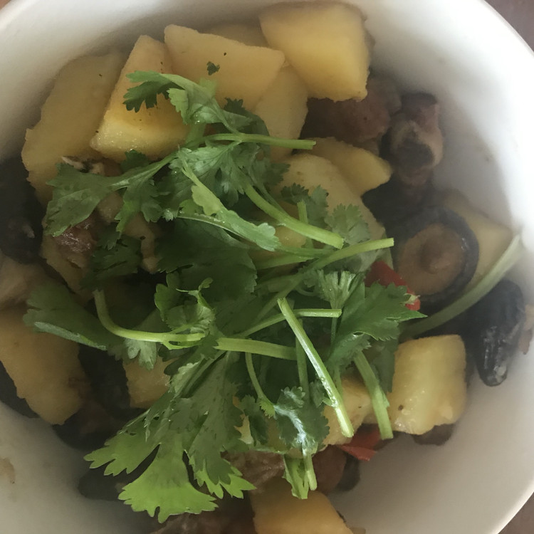 土豆香菇炖排骨的做法