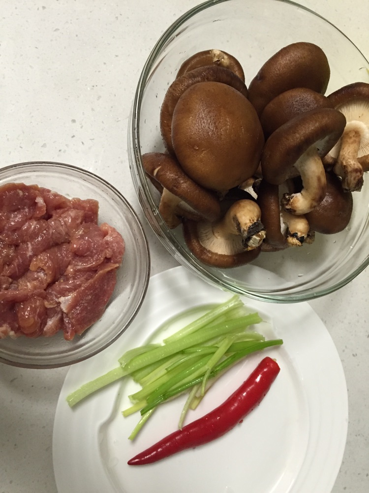 鲜香菇炒肉的做法图解1
