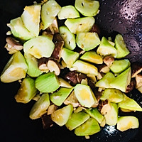 香菇丝瓜炒鸡蛋的做法图解3