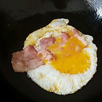 简单美味的培根煎蛋๛ก(ｰ̀ωｰ́ก)的做法图解2