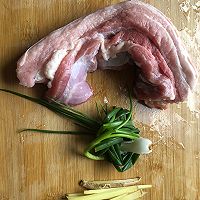 不用去饭店也可以吃到好吃又美味的炸扣肉。卤扣肉的做法图解1