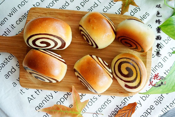 萌动的双色蜂蜜面包卷