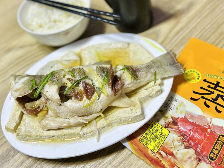 鲜到味蕾的鲈鱼蒸豆腐的做法