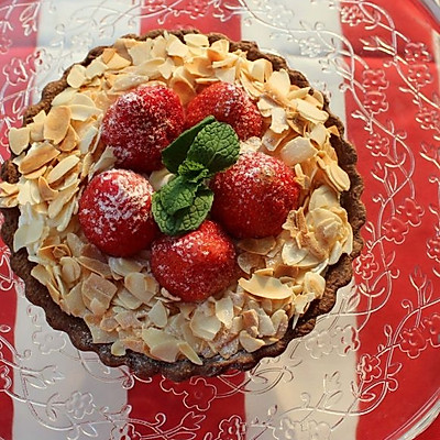 集五重口感的一款甜点，打开你的味蕾体验 --- 草莓杏仁奶油巧克力塔