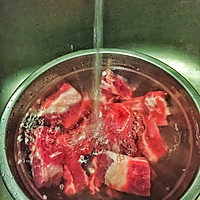 土豆玉米焖排骨的做法图解2