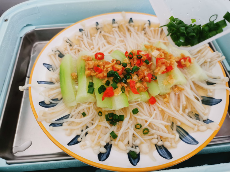 金针菇蒸丝瓜，素食，减肥人士餐单的做法