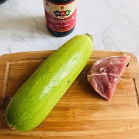 瘦肉炒西葫芦的做法图解1