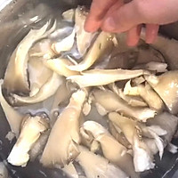 鲜蘑炒尖椒的做法图解1