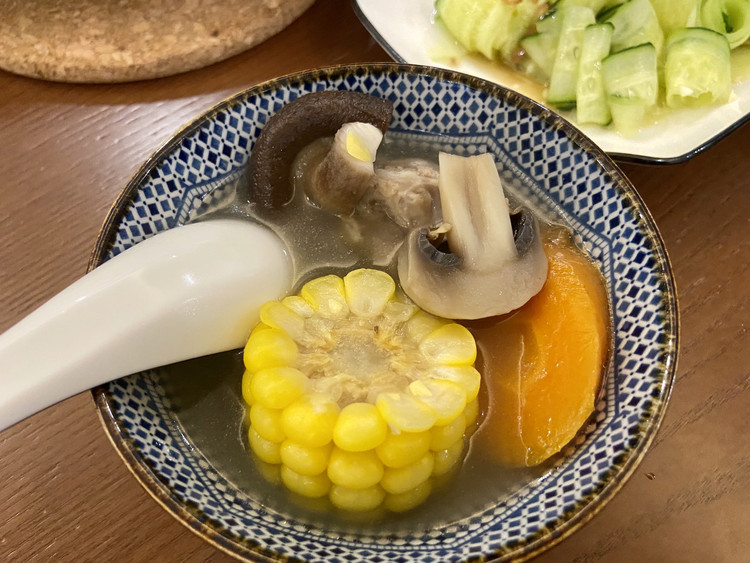 厨房小白汤篇——简单快手玉米香菇排骨汤的做法