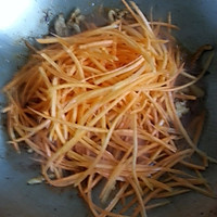 胡萝卜金针菇炒肉丝的做法图解12