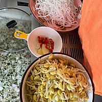 豆芽炒粉条的做法图解1