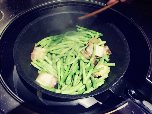 五花肉炖豆角的做法图解1