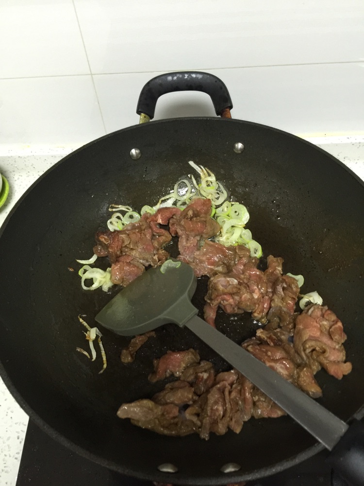 辣椒小牛肉的做法图解2