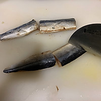 日式煎秋刀鱼的做法图解1