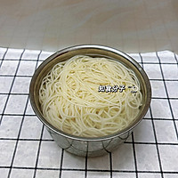 丝瓜蛤蜊瘦肉汤面的做法图解2