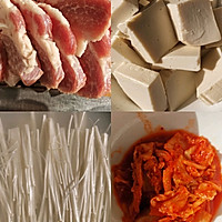 辣白菜豆腐汤的做法图解1