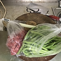 土豆焖豆角的做法图解1