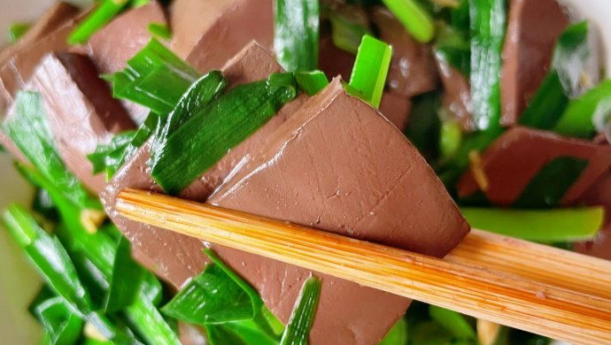 韭菜炒鸭血，鲜嫩入味！