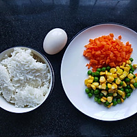 #夏日消暑，非它莫属#青豆玉米蛋炒饭的做法图解1