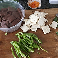 豆腐炖猪血的做法图解1