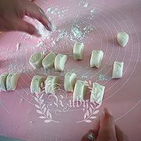 #一人一道拿手菜#鲜的不要不要的虾仁龙利鱼水饺的做法图解6