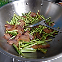 蒜苔炒腊肉的做法图解11