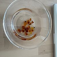 润秋燥：桃胶银耳炖梨的做法图解1