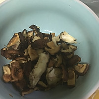 香菇鸡腿肉的做法图解3