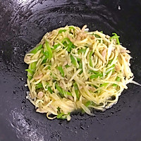 #不容错过的鲜美滋味#鲜美营养的茭白青椒肉丝的做法图解6