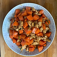 胡萝卜炒鸡腿肉的做法图解4