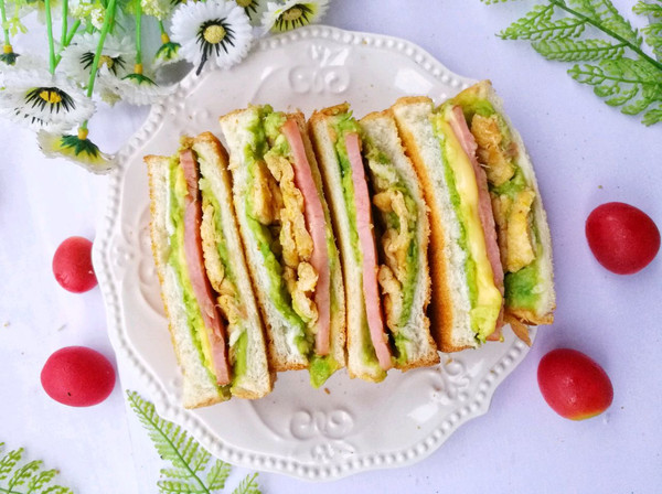 牛油果鸡蛋火腿三明治