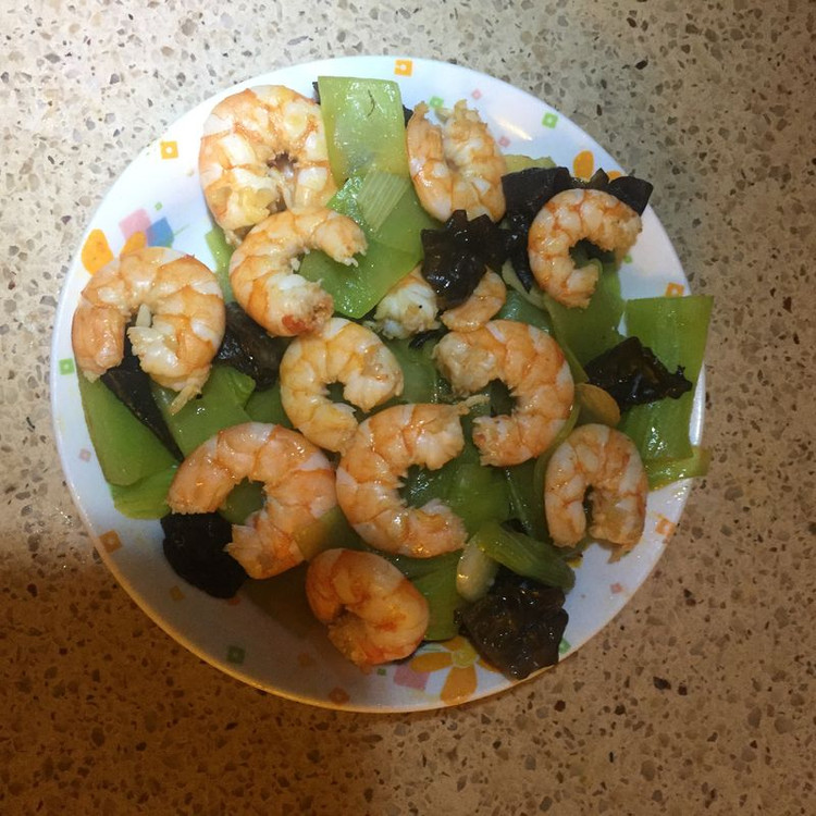 莴笋木耳炒大虾的做法