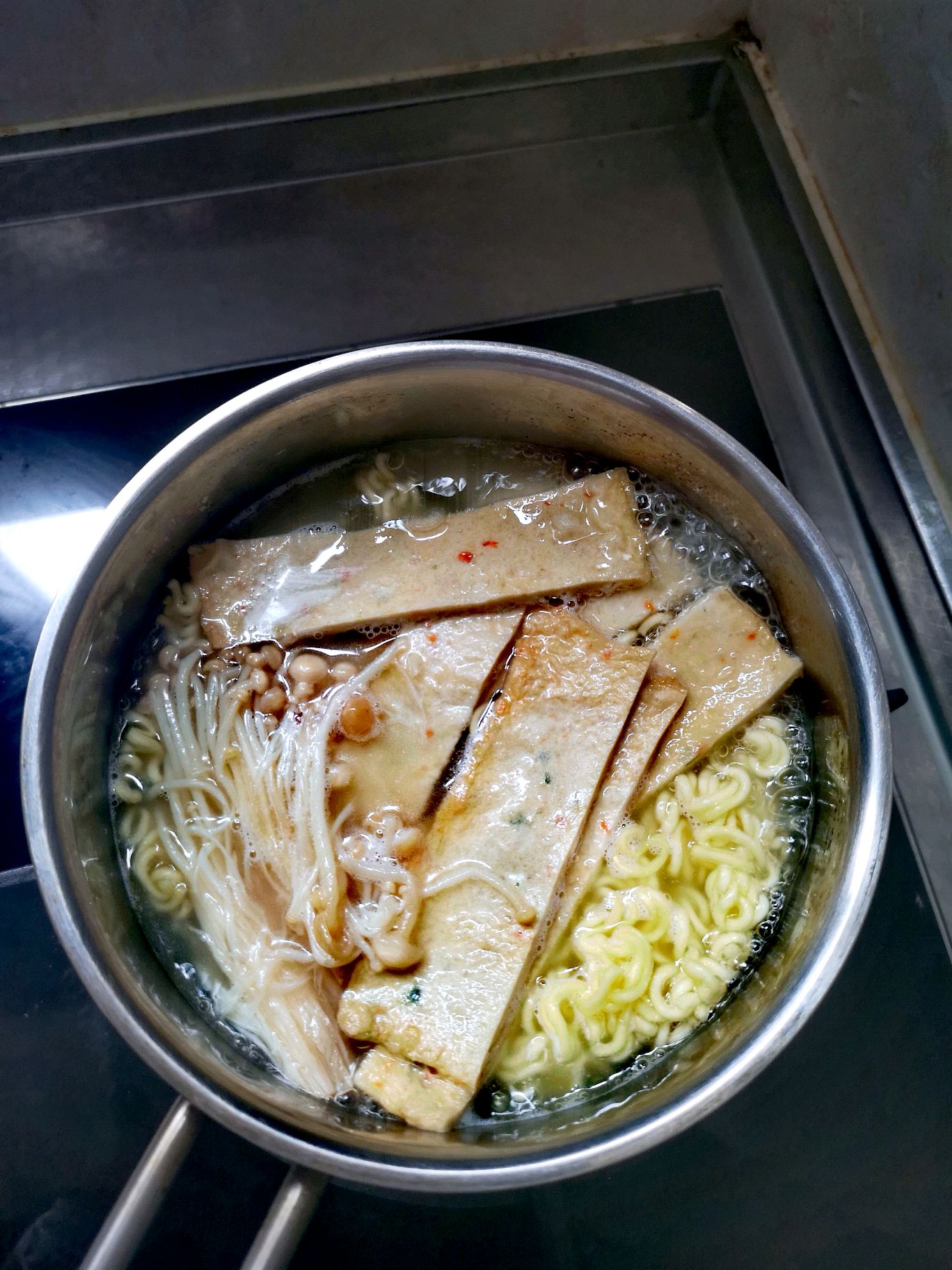 Kimchi House: Fish Cakes Soup/鱼饼汤/어묵냄비