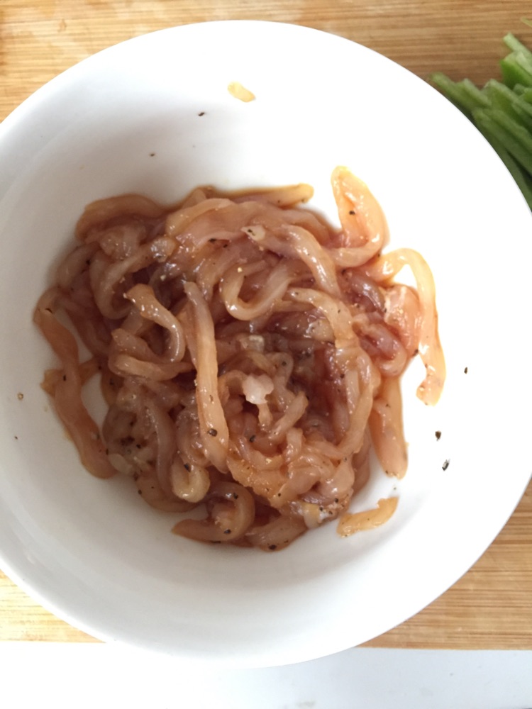 青椒炒肉丝的做法图解1