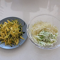 简单快手嫩南瓜土豆饼的做法图解1