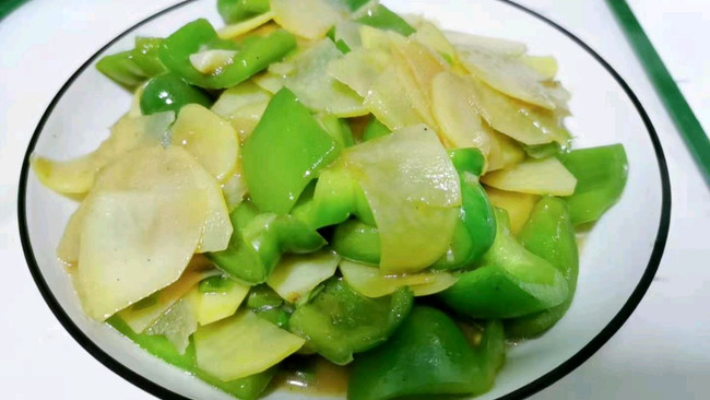 超好吃的午餐，青椒土豆片！的做法