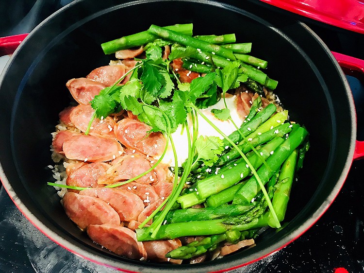 用铸铁锅做芦笋腊肠煲仔饭的做法