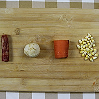 芋头香肠焖饭的做法图解1