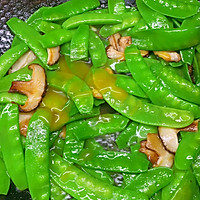#春日露营#香菇炒荷兰豆的做法图解8