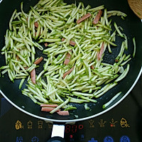 西葫芦丝拌面条的做法图解1