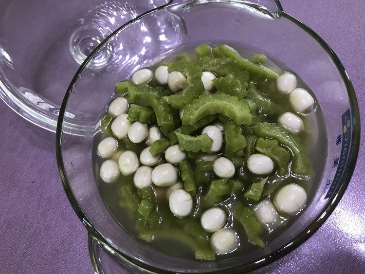 凉拌苦瓜莲子米的做法