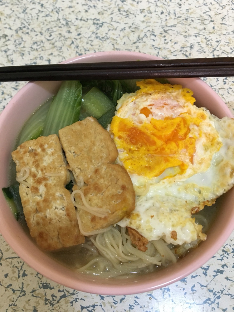 煎蛋豆腐汤面的做法