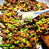 蒜苔香干炒肉末的做法图解11