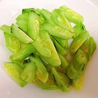 虾仁炒黄瓜的做法图解2