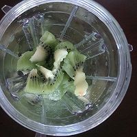黄瓜猕猴桃汁的做法图解2